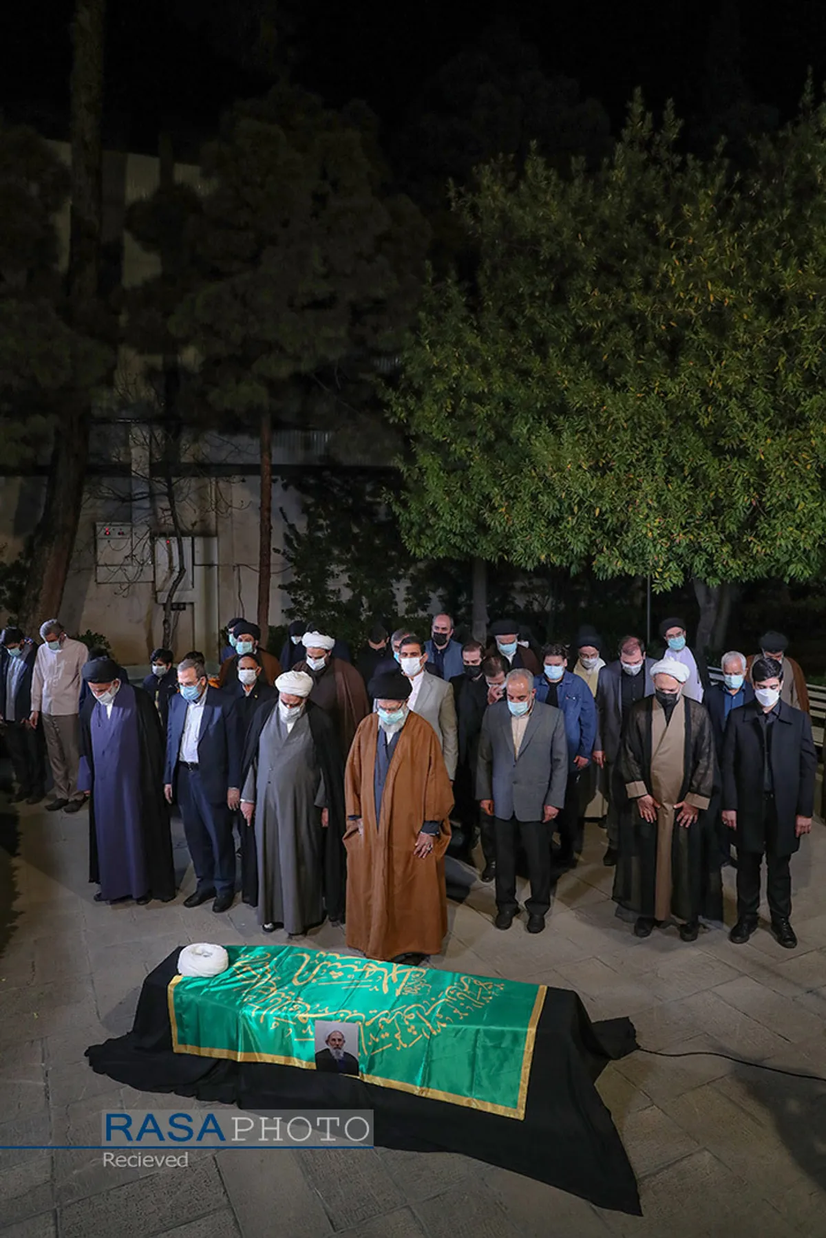 اقامه نماز بر پیکر حجت&zwnj;الاسلام و المسلمین محمدی ری&zwnj;شهری توسط مقام معظم رهبری