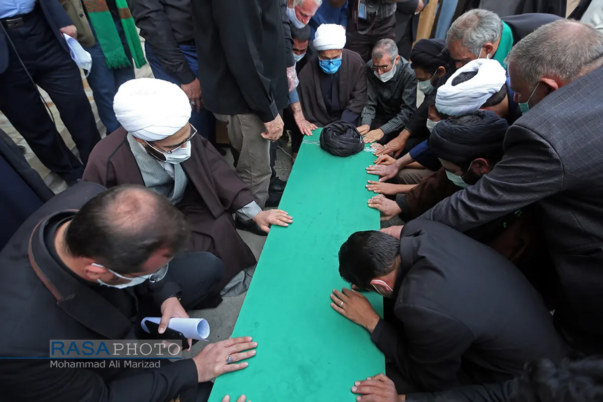 مراسم نماز بر پیکر آیت الله فاضلیان