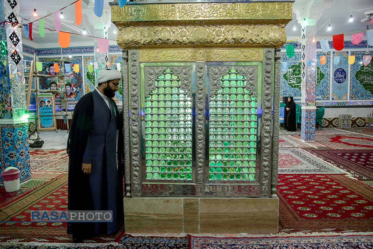 بعضی از روز ها برای زیارت امام زاده مدفون در این روستا همراه همسرش به زیارت این امام زاده می رود