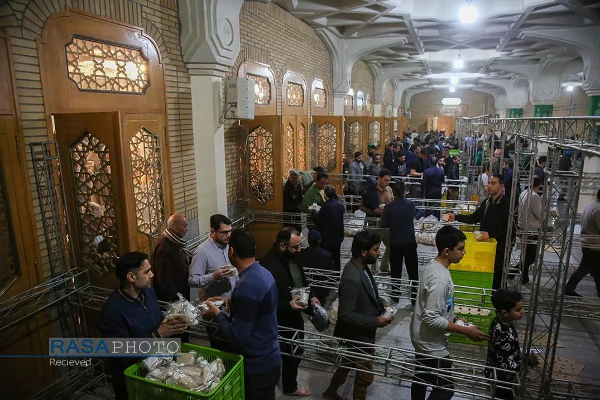 سفره افطاری حرم مطهرحضرت معصومه (سلام&zwnj;الله&zwnj;علیها)