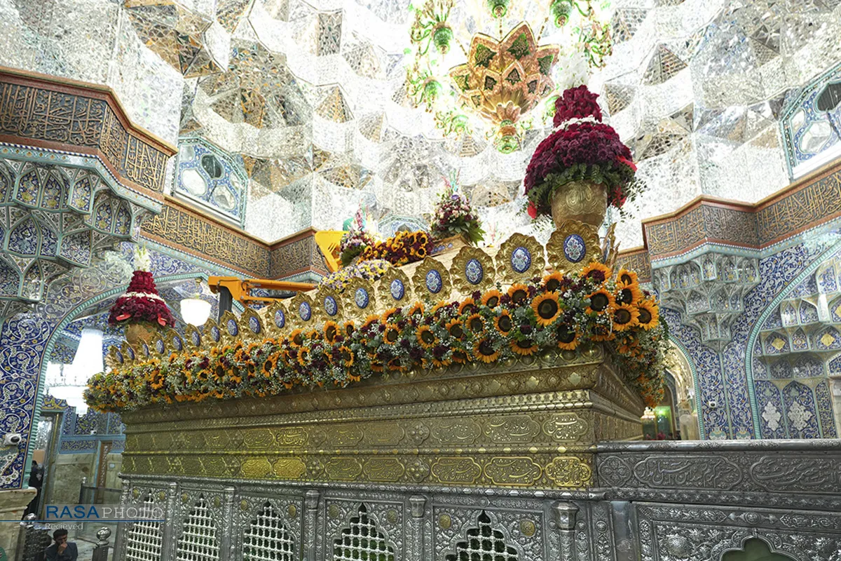 گل‌آرایی ضریح مطهر حضرت معصومه (س) در سالروز ورود ایشان به قم