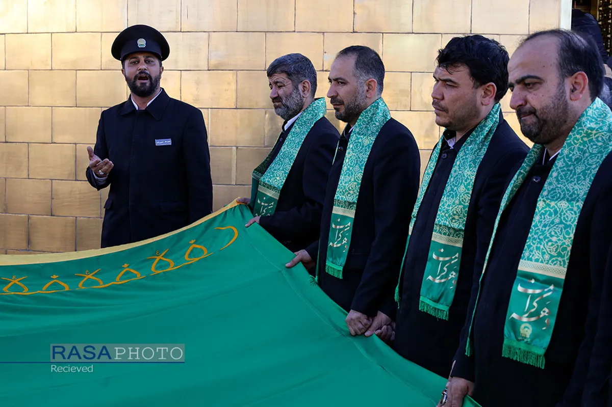 آیین تعویض پرچم گنبد منور رضوی در روز میلاد امام رضا(علیه&zwnj;السلام)