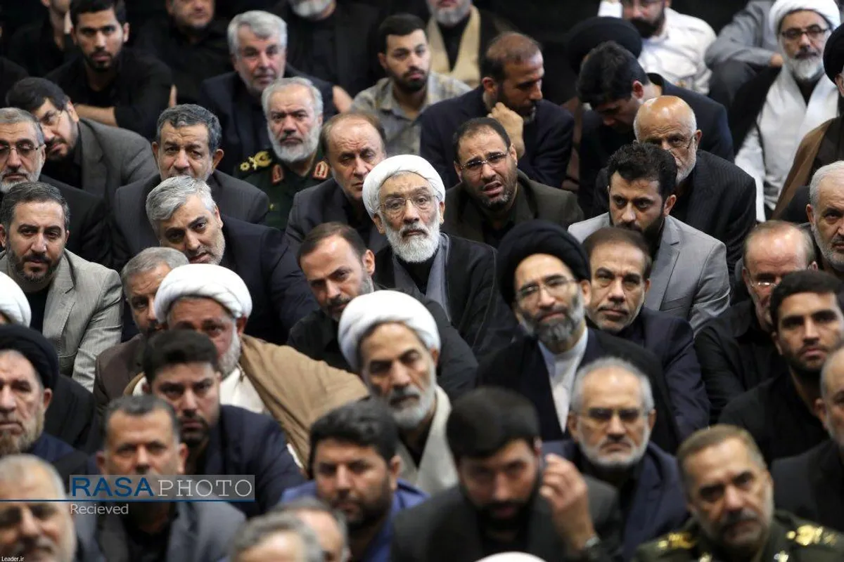 اقامه نماز توسط رهبر معظم انقلاب بر پیکر شهدای خدمت