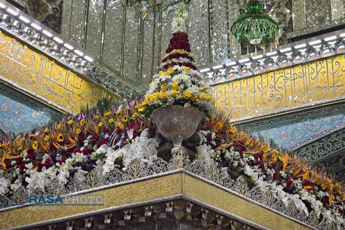 گل&zwnj;آرایی ضریج مطهر حضرت امام رضا (علیه&zwnj;السلام) در شب نیمه شعبان