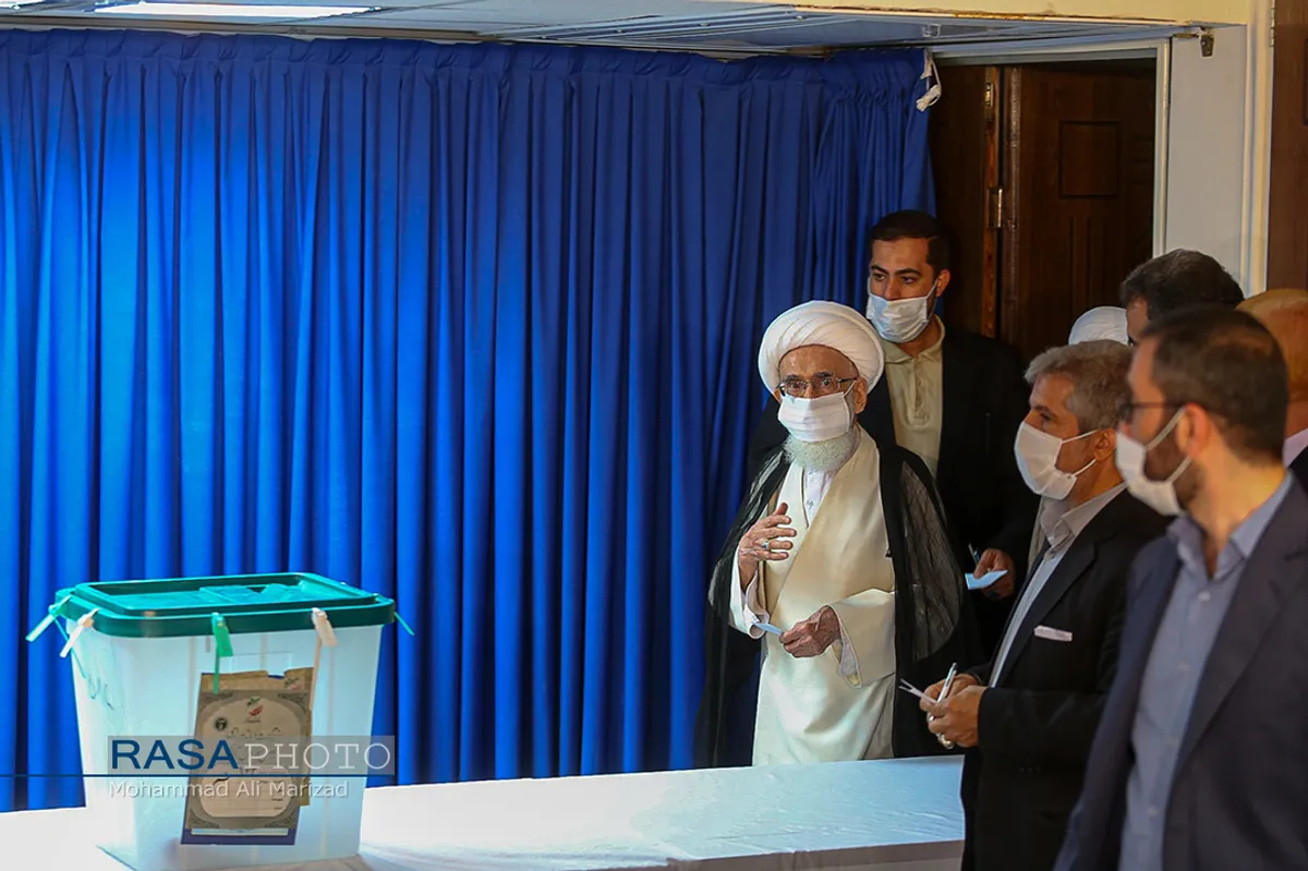 حضور حضرت آیت الله نوری همدانی در پای صندوق رای
