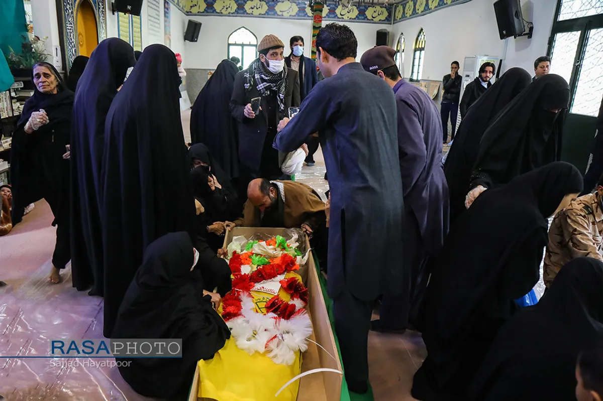 وداع و تشیع پیکر ۱۲ شهید مدافع حرم در قم&lrm;