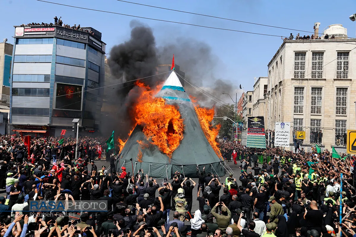 مراسم خیمه سوزان ظهر عاشورا در بازار تهران