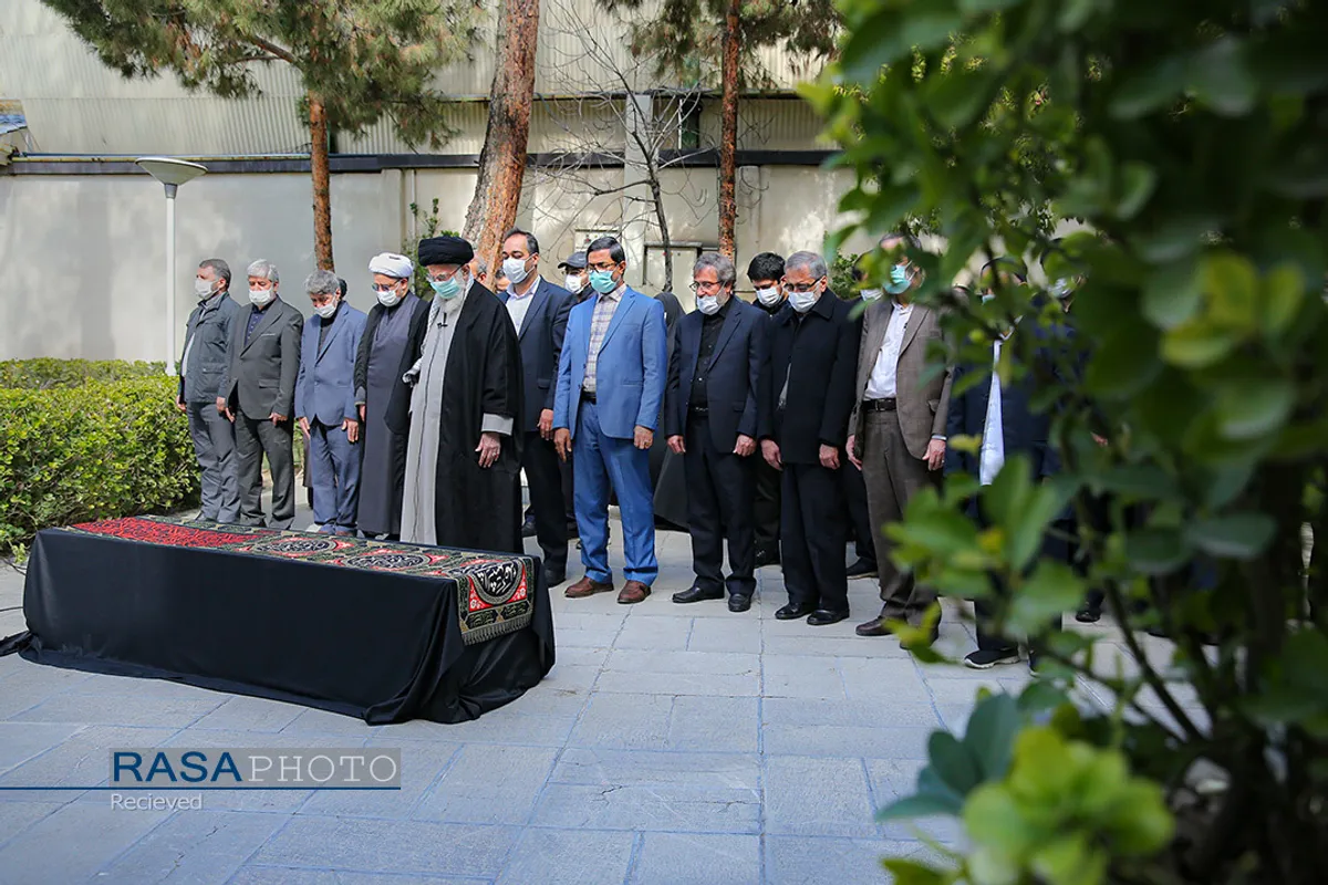 اقامه نماز رهبر انقلاب بر پیکر همسر شهید آیت&zwnj;الله مطهری