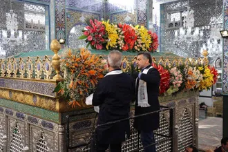 به مناسبت فرارسیدن میلاد باسعادت حضرت زینب سلام الله علیها، حرم آن حضرت با بیش از سی هزار گل اهدایی از سوی بانیان ایرانی، گل&lrm;آرایی شد.