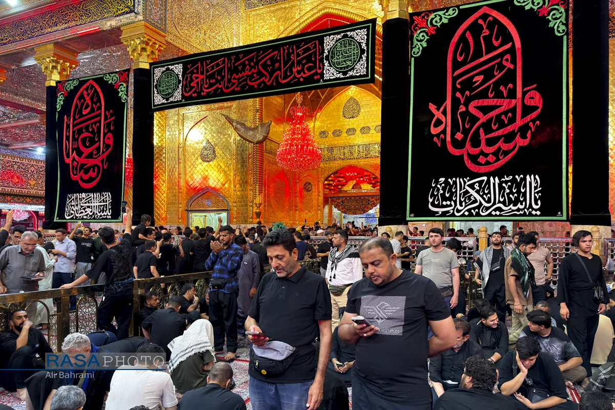 حضور زائران اربعین در حرم&zwnj;های مطهر سیدالشهدا و حضرت عباس (علیهماالسلام)
