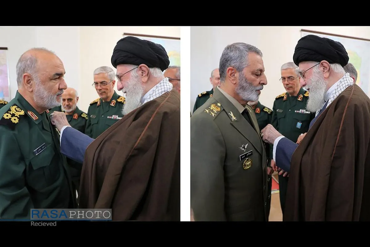 اعطای نشان فتح به فرماندهان کل ارتش و سپاه توسط فرمانده کل قوا