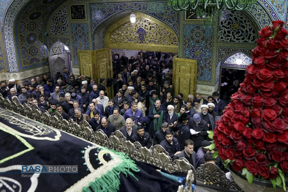 غم و اندوه زائران حضرت امام رضا (ع) در پی اعلام خبر شهادت رهبر معظم انقلاب