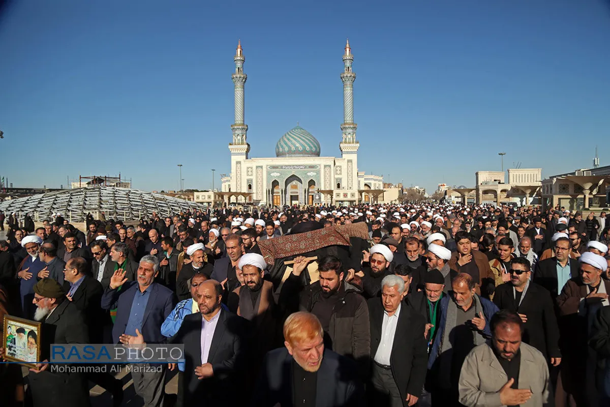 تشییع پیکر آیت الله سید هاشم رسولی محلاتی با حضور علما و روحانیان و مردم انقلابی قم