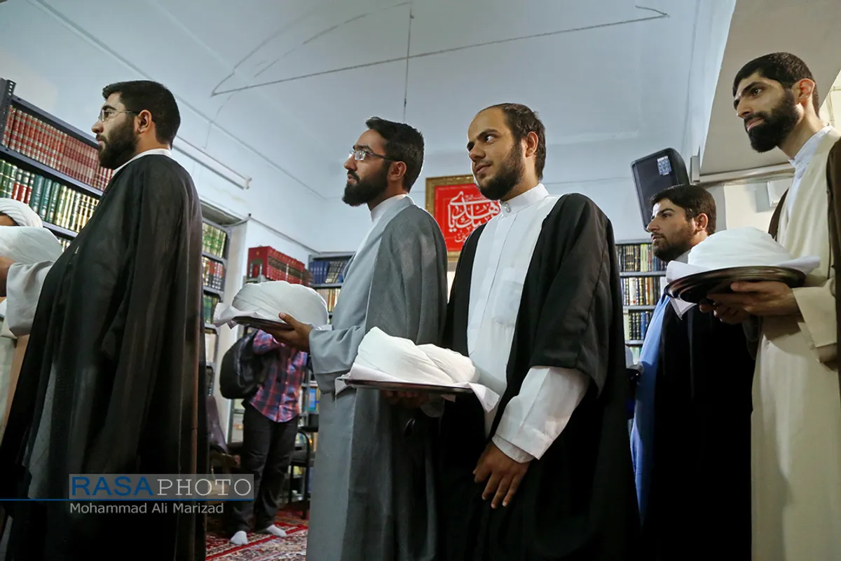 مراسم عمامه&zwnj;گذاری طلاب در بیوت مراجع تقلید در روز عید سعید غدیر