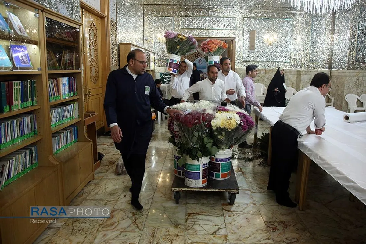 آیین گل آرایی ضریح مطهر کریمه اهل&zwnj;بیت(س) به مناسبت دهه کرامت