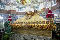 گل‌آرایی ضریح مطهر حضرت معصومه (س) در سالروز ورود ایشان به قم