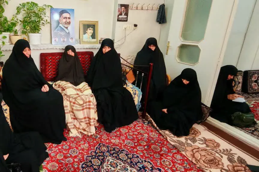 دیدار مدیر جامعه‌الزهرا با خانواده شهید رضا عصارزاده