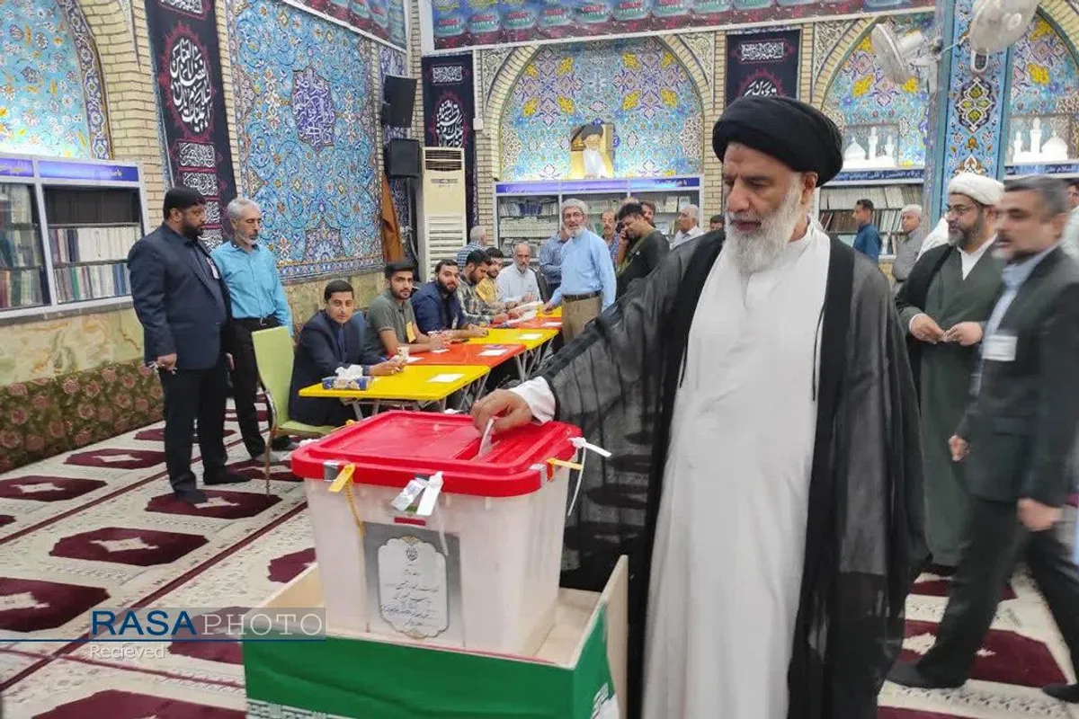 حضور حجت الاسلام والمسلمین موسوی فرد نماینده ولی فقیه در استان خوزستان در پای صندوق رای دومین دوره چهاردهمین انتخابات ریاست جمهوری