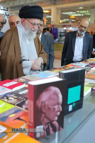 بازدید رهبر معظم انقلاب از سی و پنجمین نمایشگاه بین&zwnj;المللی کتاب تهران