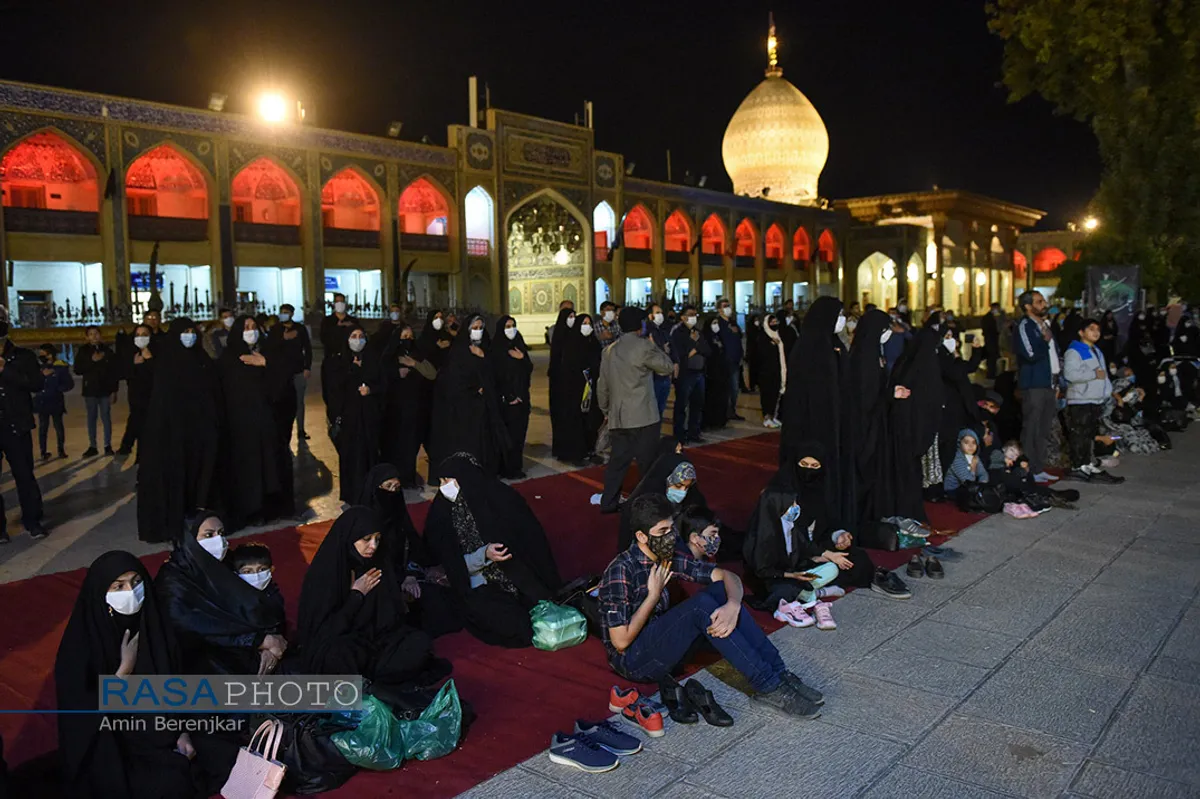 آیین لاله گردانی شب شام غریبان شهادت امام رضا(ع) در شیراز&lrm;