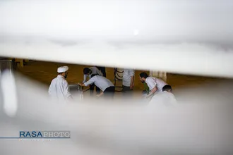 آماده سازی آشپزخانه مدرسه علمیه صدوق قم برای تهیه افطاری خانواده&zwnj;های محروم