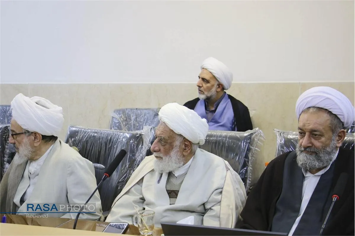 نشست مدیران مراکز حوزوی اصفهان با آیت الله شب زنده دار