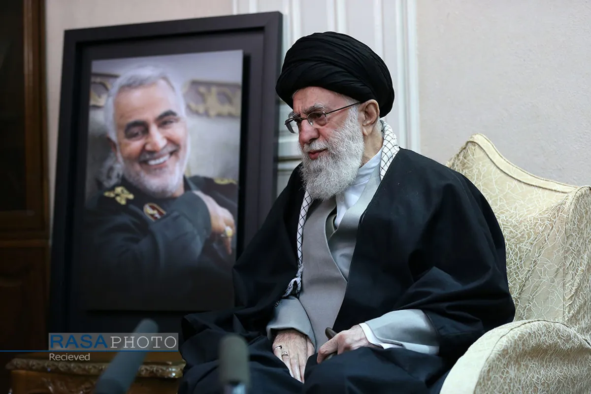 حضور رهبر معظم انقلاب اسلامی در منزل سردار شهید سپهبد سلیمانی