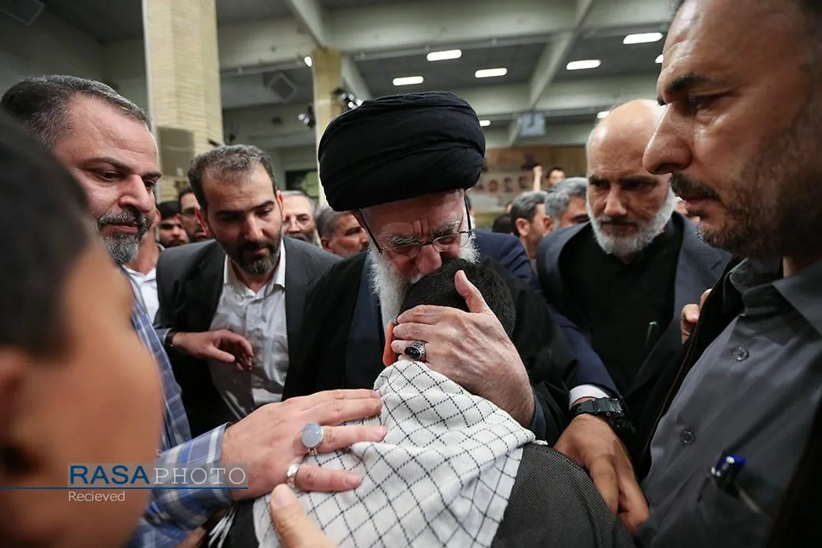 اقامه نماز توسط مقام معظم رهبری بر پیکر هفت شهید راه قدس