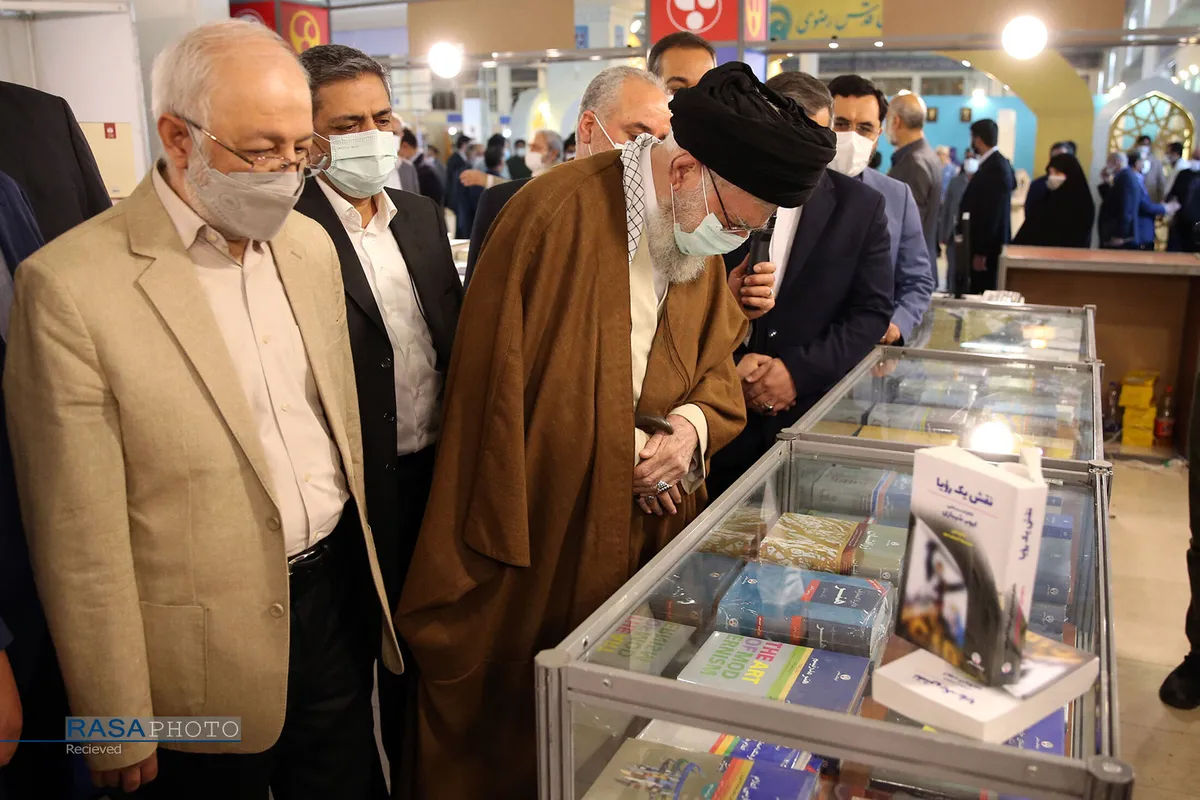 بازدید مقام معظم رهبری از سی و&zwnj;&zwnj; چهارمین نمایشگاه بین&zwnj;المللی کتاب تهران