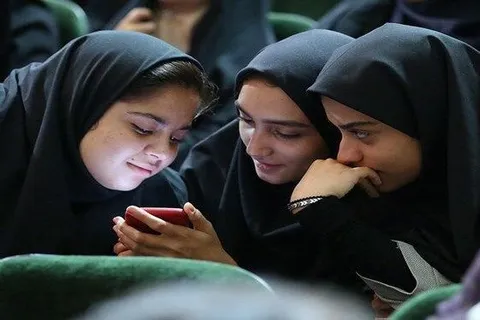 بازنمایی هویت جنسیتی نوجوانان دختر در سایه کی‌پاپ