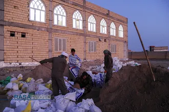 فعالیت جهادی طلاب استان خوزستان در مناطق سیل زده شادگان | پر کردن کیسه های شن در حیات مدرسه علمیه حضرت  امام موسی کاظم (ع) شادگان جهت سیل بند ها