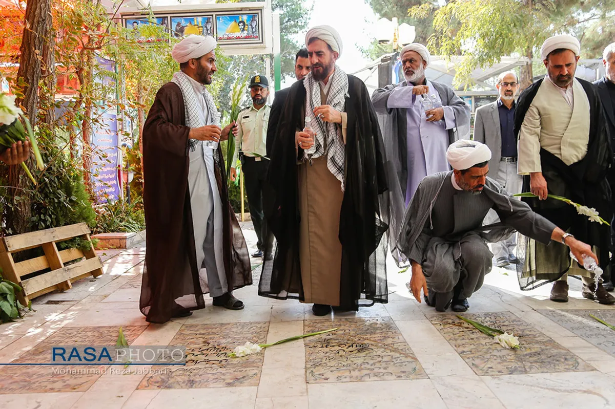 غبار روبی مزار شهدای دفاع مقدس توسط اعضا دفتر رهبری در قم