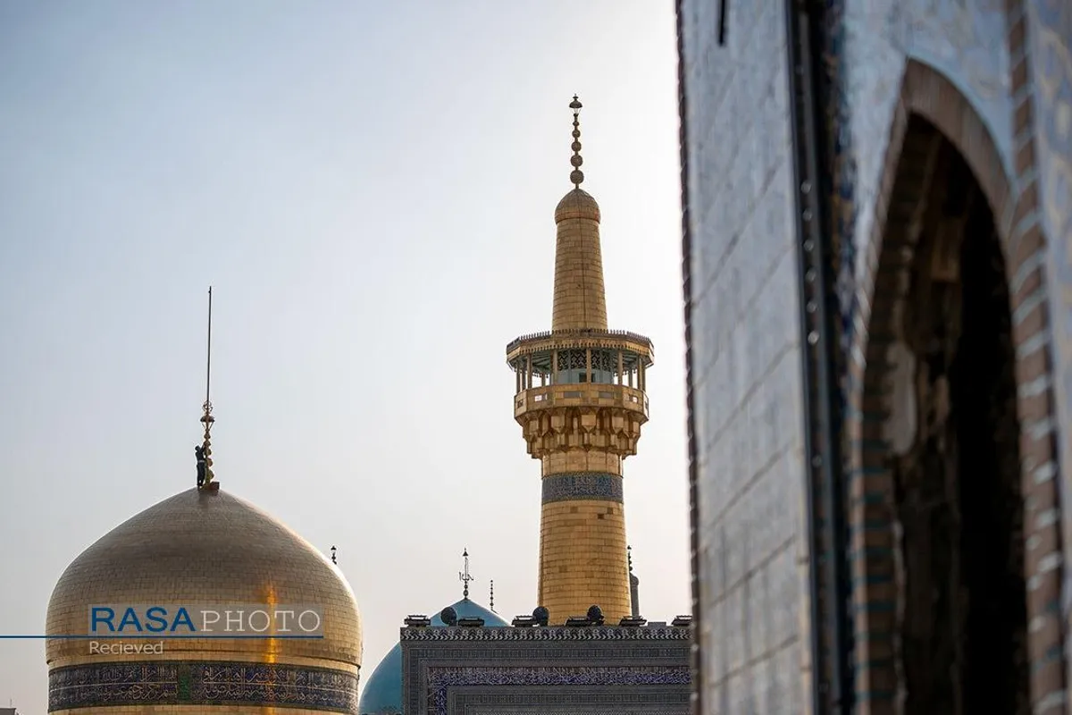 تعویض پرچم گنبد منور رضوی به مناسبت وفات حضرت معصومه(سلام&zwnj;الله&zwnj;علیها)