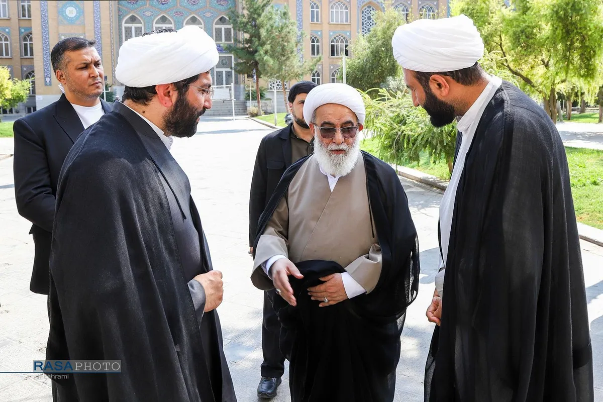 عمامه&zwnj;گذاری تعدادی از طلاب حوزه&zwnj;های علمیه در روز میلاد حضرت امام حسن عسکری (علیه&zwnj;السلام) توسط آیت الله شب&zwnj;زنده&zwnj;دار