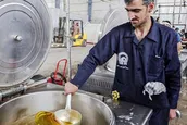 پخت غذای گرم در آشپزخانه آستان قدس رضوی برای سیل‌زدگان لرستان