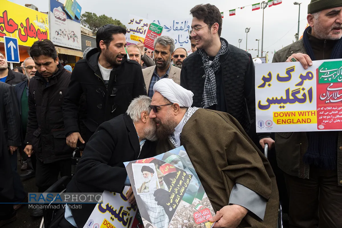 پا به پای انقلاب در ۴۰ سالگی | حضور طلبه&zwnj;ی جانباز در راهپیمایی ۲۲ بهمن ۴۰ سالگی انقلاب