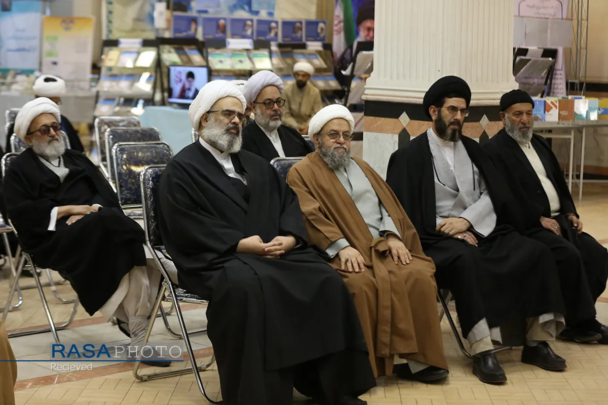 بازدید آیت الله حسینی بوشهری از اولین نمایشگاه تخصّصی "پژوهش&zwnj;های فقهی معاصر"