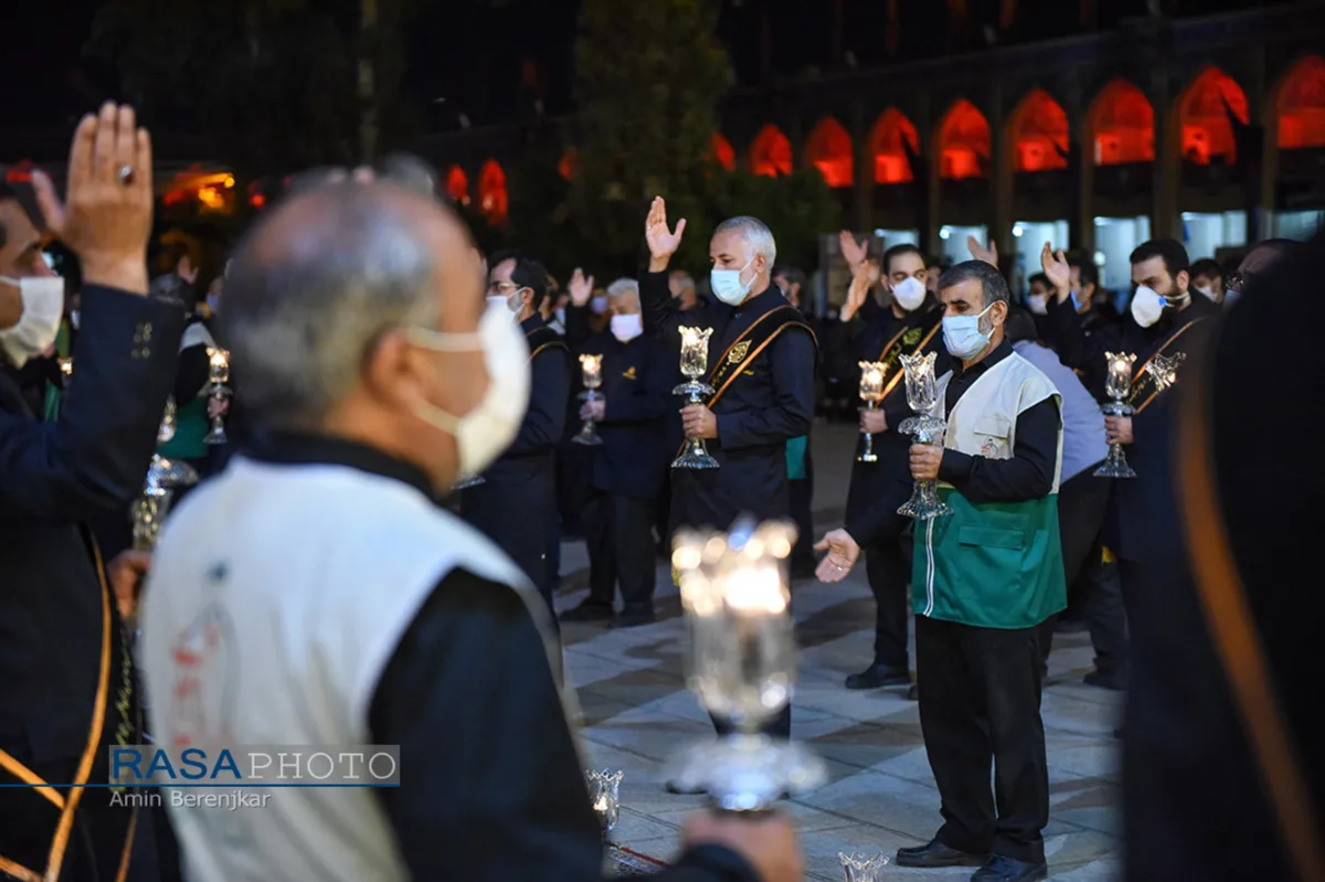 آیین لاله گردانی شب شام غریبان شهادت امام رضا(ع) در شیراز&lrm;