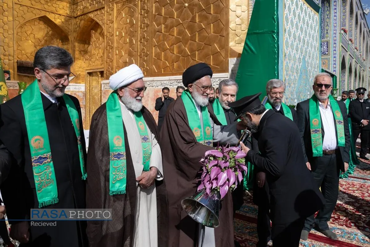 آیین تعویض پرچم گنبد منور رضوی در روز میلاد امام رئوف (ع)
