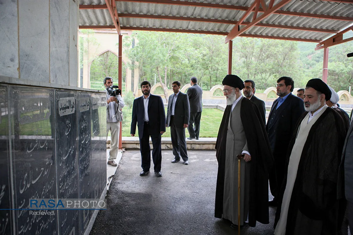 بازنشر | حضور رهبر انقلاب در گلزار شهدای مریوان در سال ۱۳۸۸