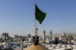 آیین تعویض پرچم گنبد منور رضوی در روز میلاد امام رضا(علیه&zwnj;السلام)