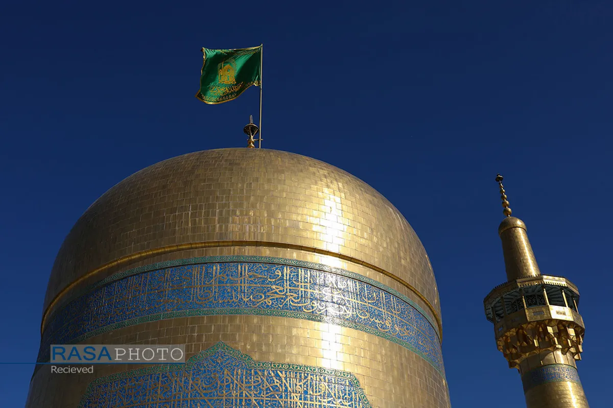آیین تعویض پرچم گنبد منور رضوی در روز میلاد امام رضا(علیه&zwnj;السلام)