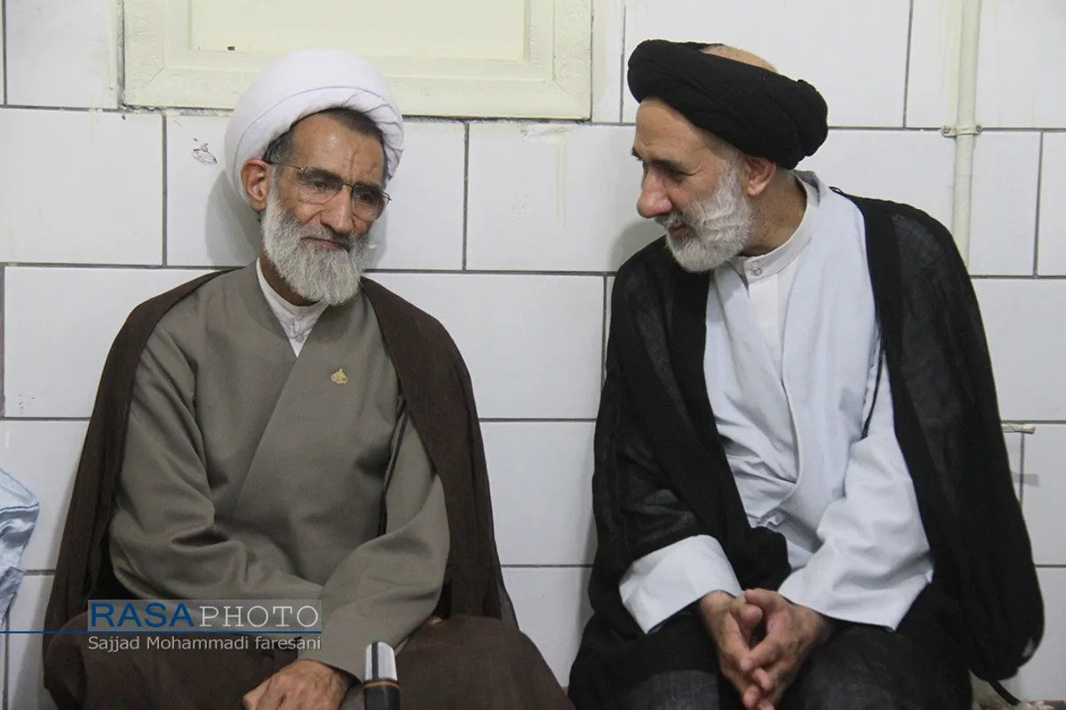 حضور امام حمعه شهرکرد در منزل شهید مدافع وطن
