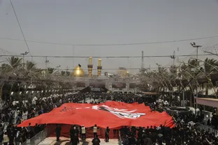 رونمایی از بزرگترین پرچم خونخواهی قائد شهید امت در بین الحرمین
