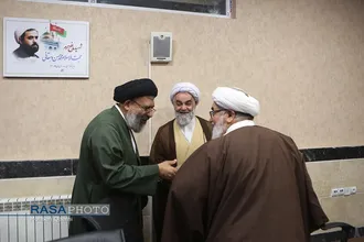 نشست خاطره&zwnj;گویی رزمندگان حوزوی و رونمایی از کتاب عبور از شیشه&zwnj;های شکسته