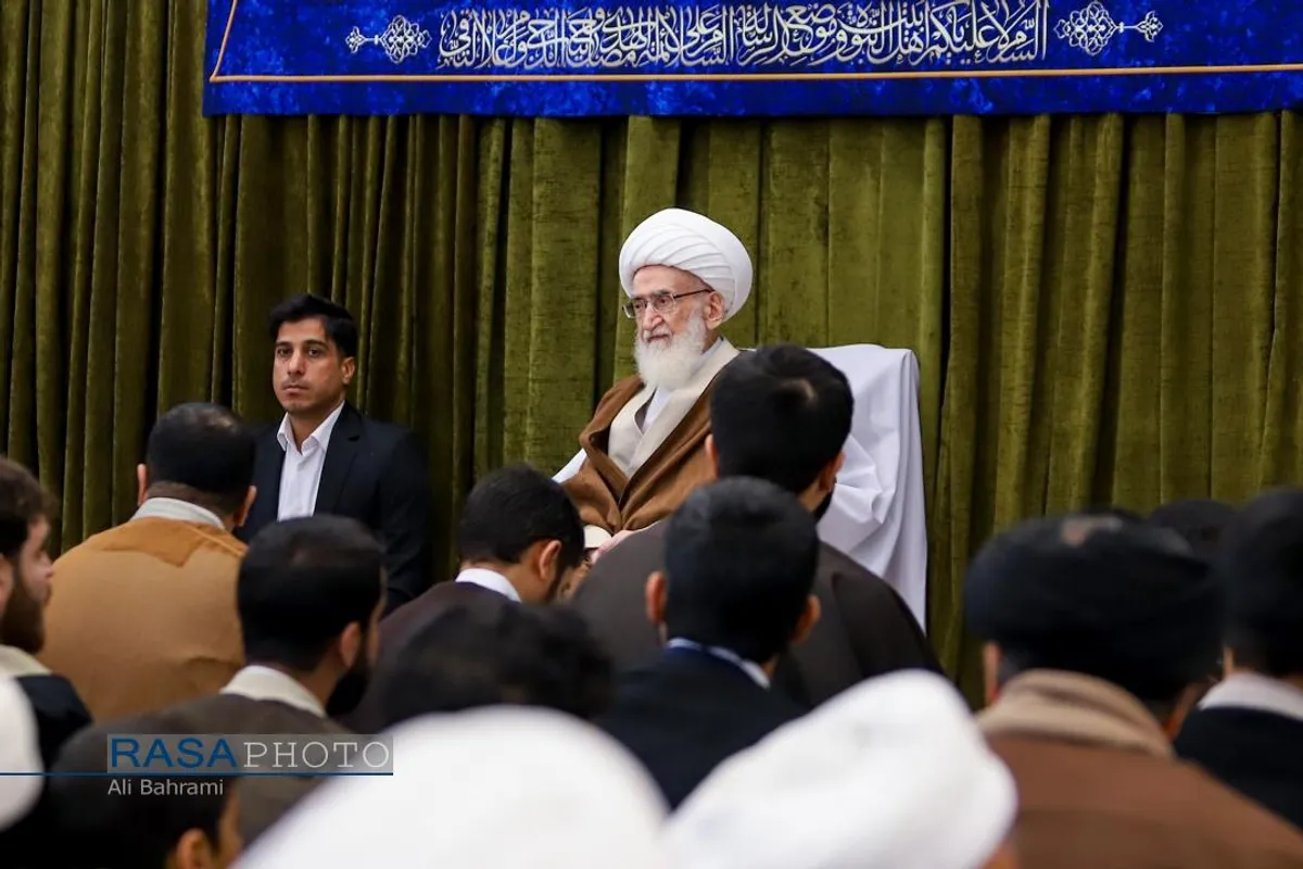 جشن روز مبعث و عمامه&zwnj;گذاری تعدادی از طلاب حوزه علمیه قم در بیوت مراجع تقلید
