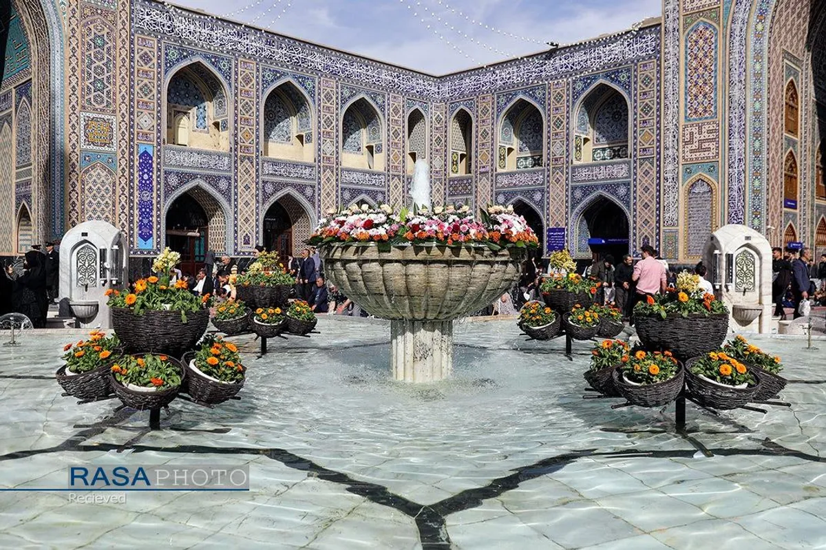 تعویض گل&zwnj;های ضریح و آماده سازی حرم مطهر رضوی در آستانه میلاد حضرت جواد الائمه (علیه السلام)