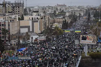 بعثت انقلاب | راهپیمایی مردم شیراز در زیر بارش باران در روز ۲۲ بهمن