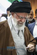 بازدید رهبر انقلاب از نمایشگاه پیشگامان پیشرفت