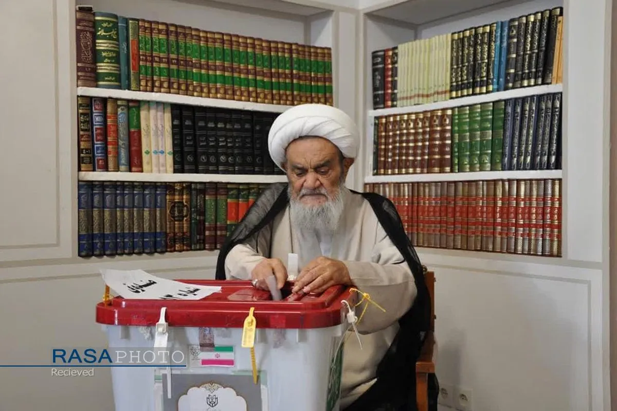 حضور حضرت آیت الله حسین مظاهری در پای صندوق رای دومین دوره چهاردهمین انتخابات ریاست جمهوری